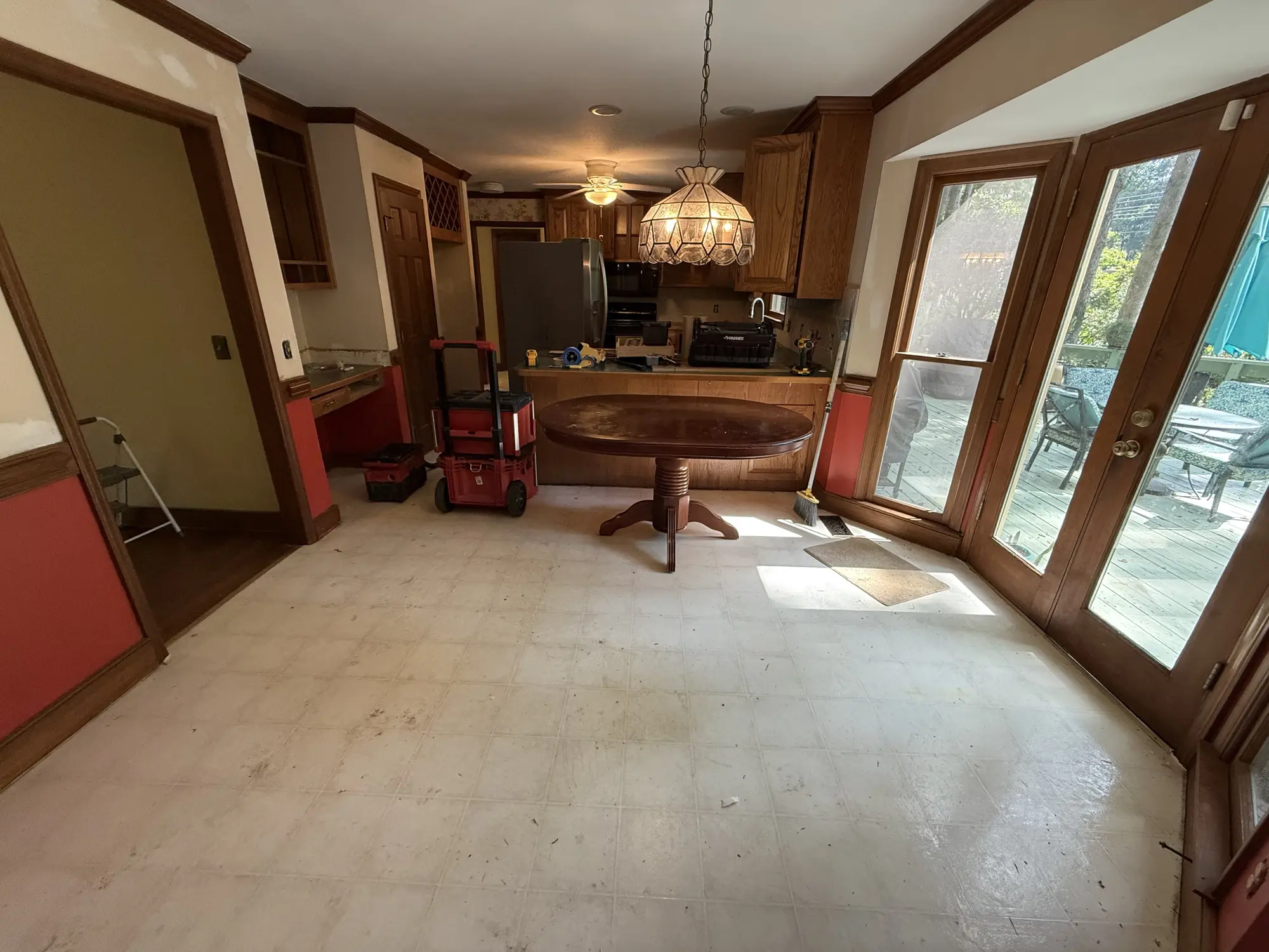 Kitchen and breakfast area with bay window before remodel